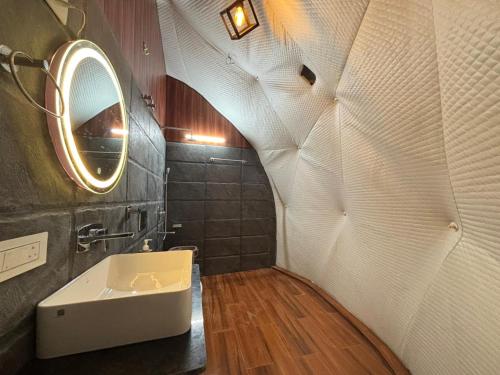 卡绍利Glamp Retreat Kasauli的浴室里有洗手池和镜子