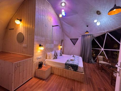 卡绍利Glamp Retreat Kasauli的帐篷里有一张床的卧室