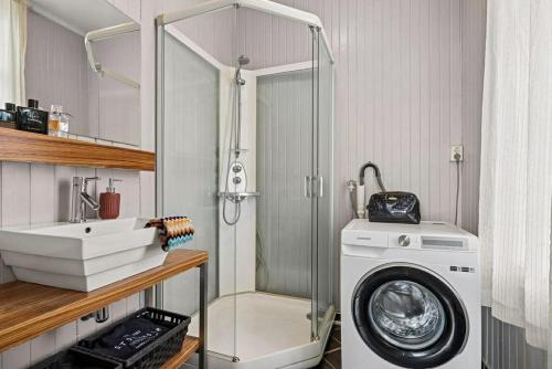 希恩Skien sentrum的配有洗衣机和水槽的浴室