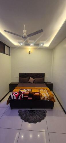 a bedroom with a bed and a ceiling fan at Hotel inn de dogras in Udhampur