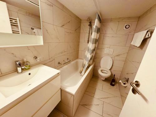 Et badeværelse på Gemütliches Wohnung für Familien und Gruppen