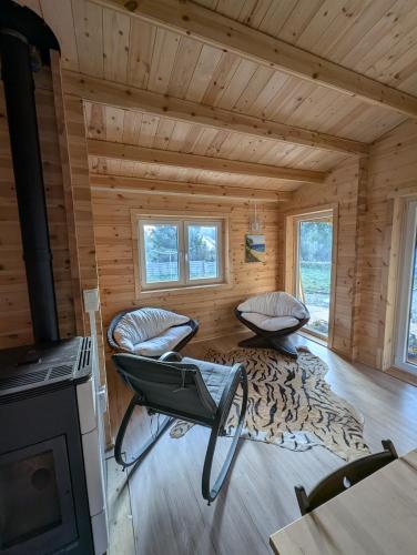 Eine Blockhütte mit zwei Stühlen und einem Teppich in der Unterkunft Chalet lohr in Lohr