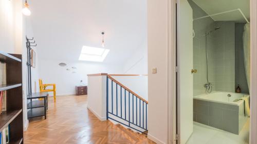 un bagno con vasca e lavandino di Casa Paseo del Tajo Parking Incluido - Living Toledo a Toledo