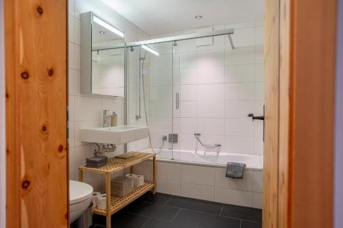 Marmo Apartment by HomeFlow