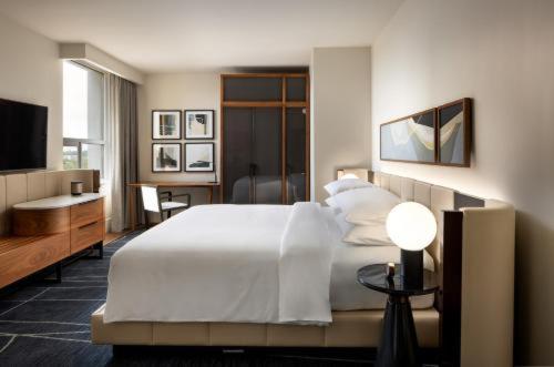 En eller flere senge i et værelse på Airport Side Hotel