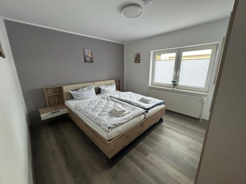 een slaapkamer met een bed en een raam bij Ferienwohnungen zur Elsa in Waldeck