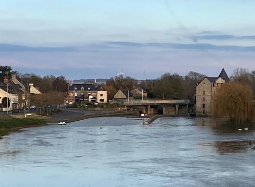 Výhled na řeku, která protéká v blízkosti prázdninového domu