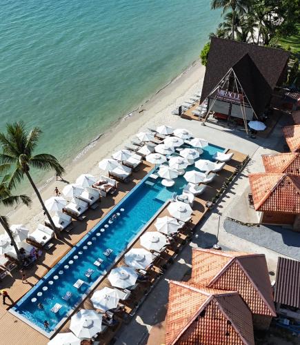 an overhead view of a beach with umbrellas and a swimming pool at Koh Chang Resort in Ko Chang