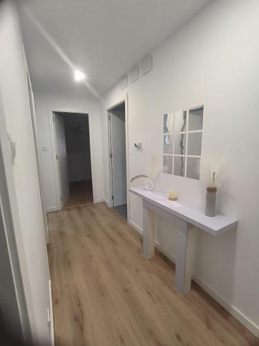 a white bathroom with a sink and a mirror at Los Cala-Vivienda tranquila en casa unifamiliar in Vigo