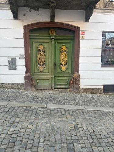 een groene deur aan de zijkant van een gebouw bij U Radnice Šumperk in Šumperk