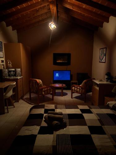 TV/trung tâm giải trí tại Penthouse Studio next to the Sea