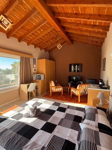 En eller flere senge i et værelse på Penthouse Studio next to the Sea