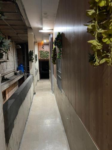 un couloir d'un immeuble avec une passerelle dans l'établissement All khair hotel, à Murree