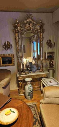 un soggiorno con un grande specchio e un tavolo di Hevosniemi a Korpo