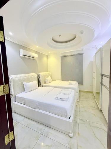 una camera con letto bianco e soffitto bianco di Iris life حياة ايريس a Gedda