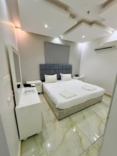 una camera con un letto in una stanza con pavimenti in marmo di Iris life حياة ايريس a Gedda