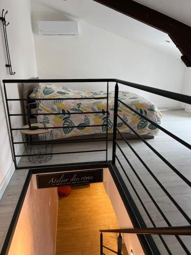 een trap naar een stapelbed in een kamer bij Maison f2 avec cour privative in Montceau-les-Mines