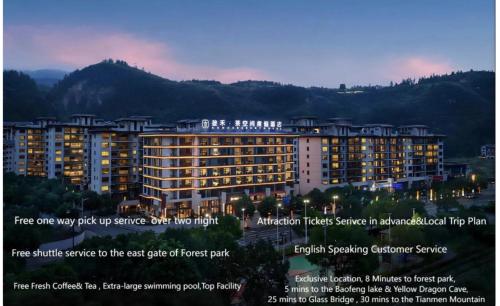 een weergave van een groot gebouw 's nachts bij Zhangjiajie SANHE Hotel in Zhangjiajie