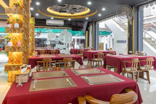 En restaurant eller et andet spisested på Break Point Patong Hotel