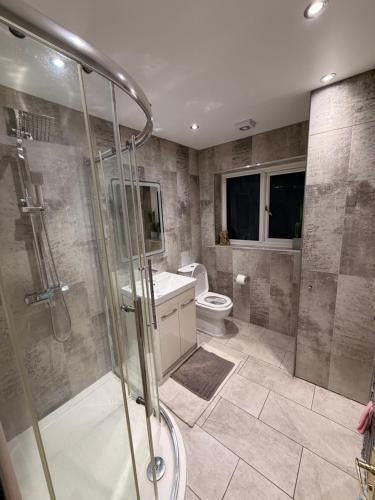 een badkamer met douche en toilet bij Adam Guest House in Leicester