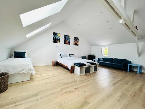 a white bedroom with a bed and a couch at Vakantiehuis Cédric in mesen