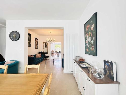a kitchen and living room with a table and a dining room at Vakantiehuis Cédric in mesen