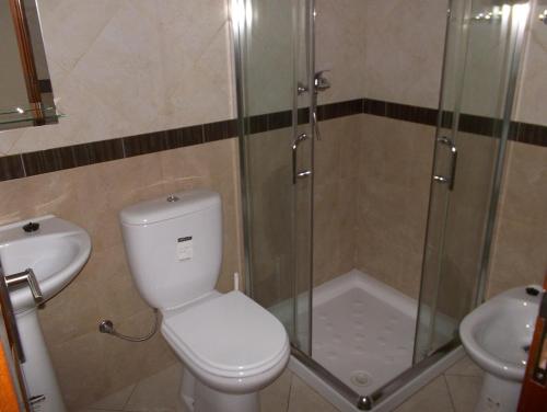 Ένα μπάνιο στο Basic Hotel