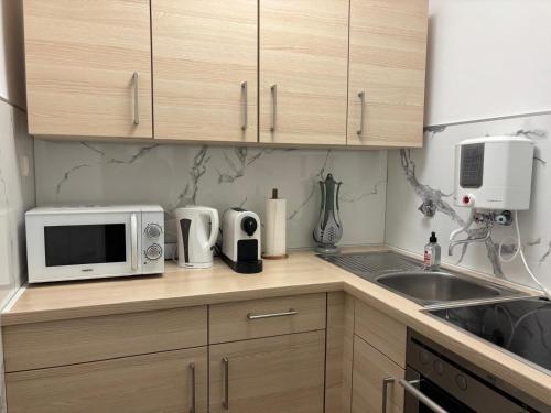 een keuken met een magnetron en een spoelbak bij Ferienwohnung Nideggen in Nideggen