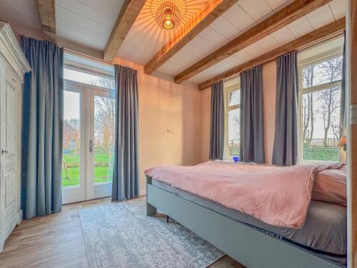 ein Schlafzimmer mit Bett und großen Fenstern in der Unterkunft Beets View in Beets