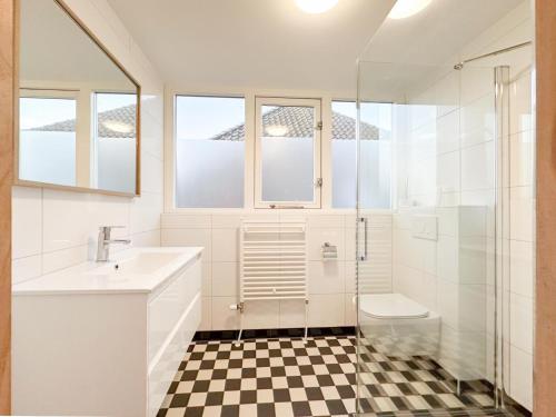 ein Badezimmer mit Waschbecken, Toilette und Dusche in der Unterkunft Beets View in Beets