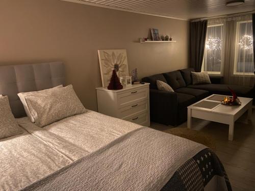 een slaapkamer met een bed en een bank bij Accommodation in Falkenberg in Falkenberg