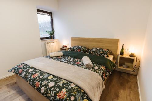een slaapkamer met een groot bed en een raam bij Apartma Castrum Vini in Ajdovščina