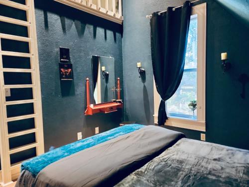 En eller flere senge i et værelse på The Raven Room at Stag and Sparrow