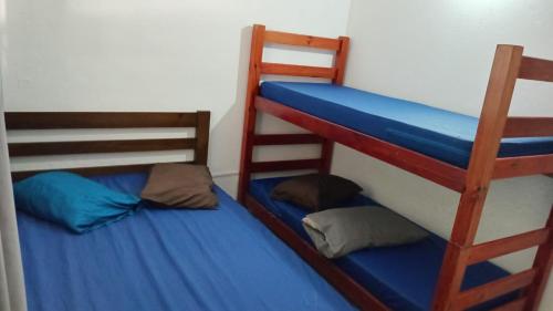 En eller flere senge i et værelse på Casa a 5 minutos a pé da Praia da Enseada!