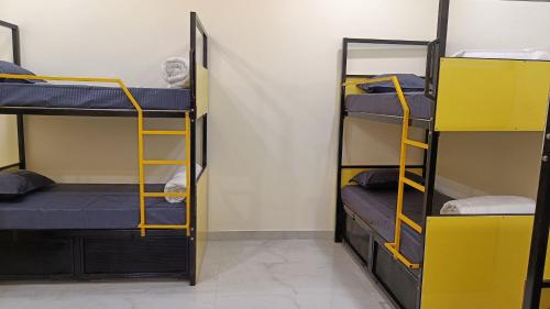 Een stapelbed of stapelbedden in een kamer bij The Brij Retreat , 50 mtr from Shri Krishna Janambhumi 