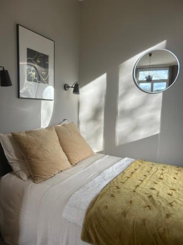 Schlafzimmer mit einem Bett und einem Spiegel an der Wand in der Unterkunft Studio avec grande terrasse in Saint-Valéry-en-Caux