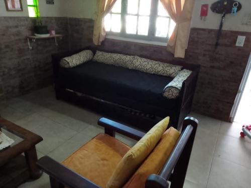 un soggiorno con un divano e una sedia di Todos los santos 590 a Miramar