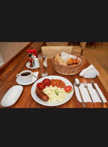 een tafel met een bord met ontbijt erop bij Sarahsiripi Apartment in Accra