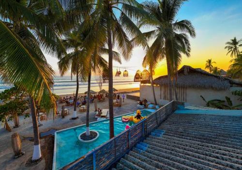 un complexe avec une piscine à côté d'une plage dans l'établissement Barú, à La Libertad