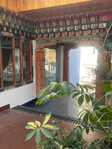 een toegang tot een gebouw met een poort en een plant bij GaiaYuel in Thimphu
