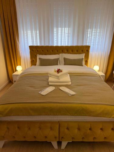 En eller flere senge i et værelse på Royal Apartmani