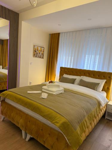 En eller flere senge i et værelse på Royal Apartmani