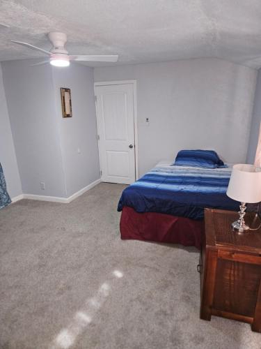 ein Schlafzimmer mit einem Bett und einem Tisch mit einer Lampe in der Unterkunft Place to stay in Lawton