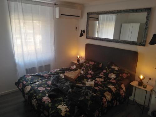 une chambre avec un lit avec des fleurs dessus dans l'établissement HEBRANGOVA Apartman, à Drljanovac