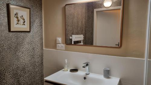 een badkamer met een wastafel en een spiegel bij Studio Roy Gradlon Quimper in Quimper