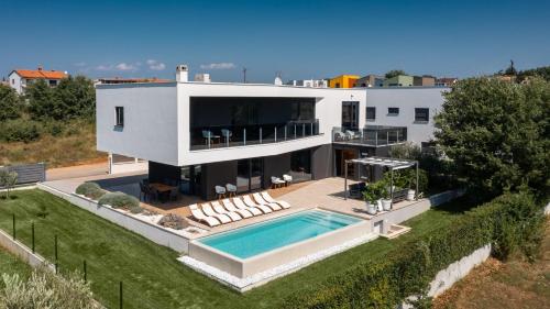 Modern villa Cormoran with pool in Porec