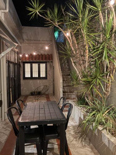 een tafel en stoelen in een kamer met planten bij Casa Soul in Chascomús