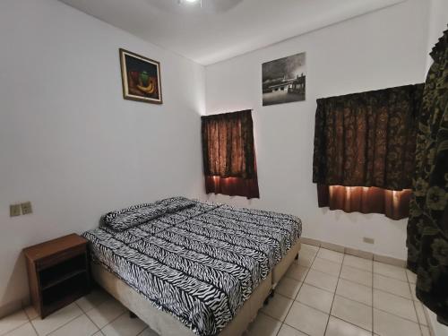 een slaapkamer met een bed en twee ramen bij Hotel Corazon de Granada in Granada