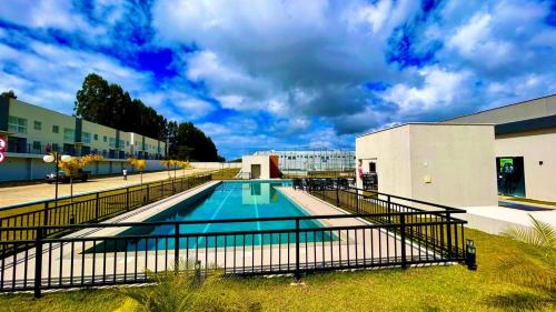 a swimming pool in the middle of a building at Apartamento em Condomínio Clube Completo com Piscina in Vitória da Conquista