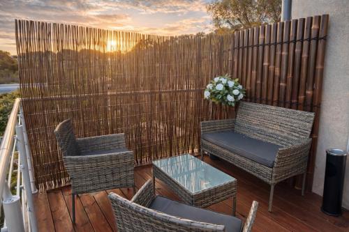 een balkon met een stoel, een tafel en een hek bij Nos Limites Room in Ollioules
